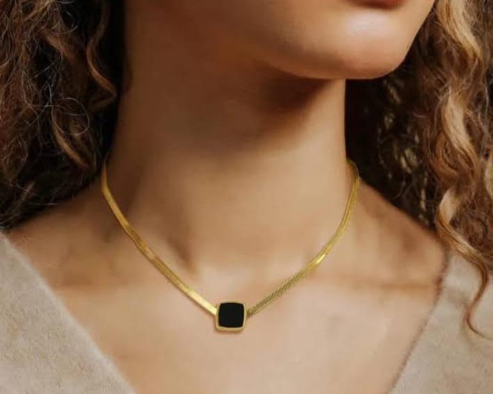 BLACK SQUARE PENDANT